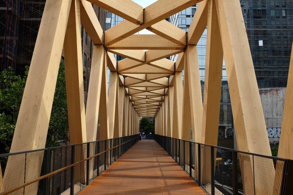 Serenity above: High Line opens new wooden bridge to Moynihan Train Hall