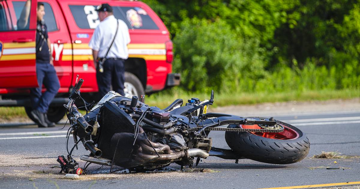 Motorcyclist dies after crash into pickup truck on Staten Island highway