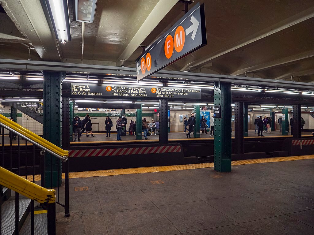 Suspect sought for slugging straphanger, hurling ‘anti-ethnic’ remarks: cops