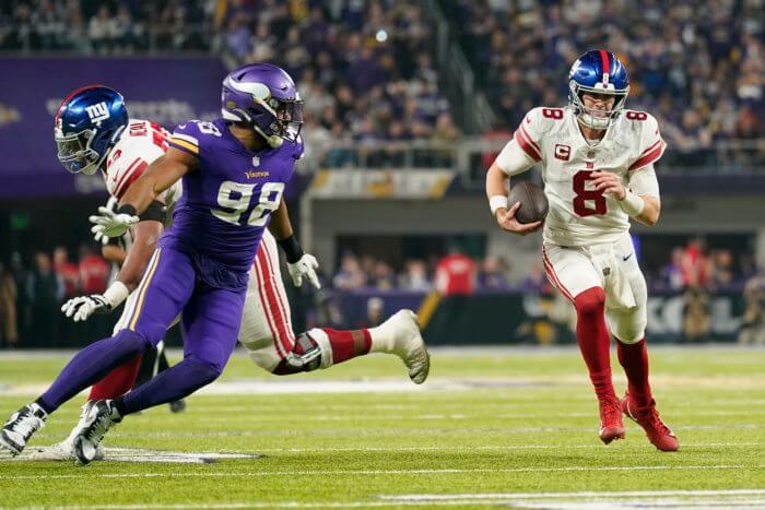 Daniel Jones of the Giants rushes against the Vikings