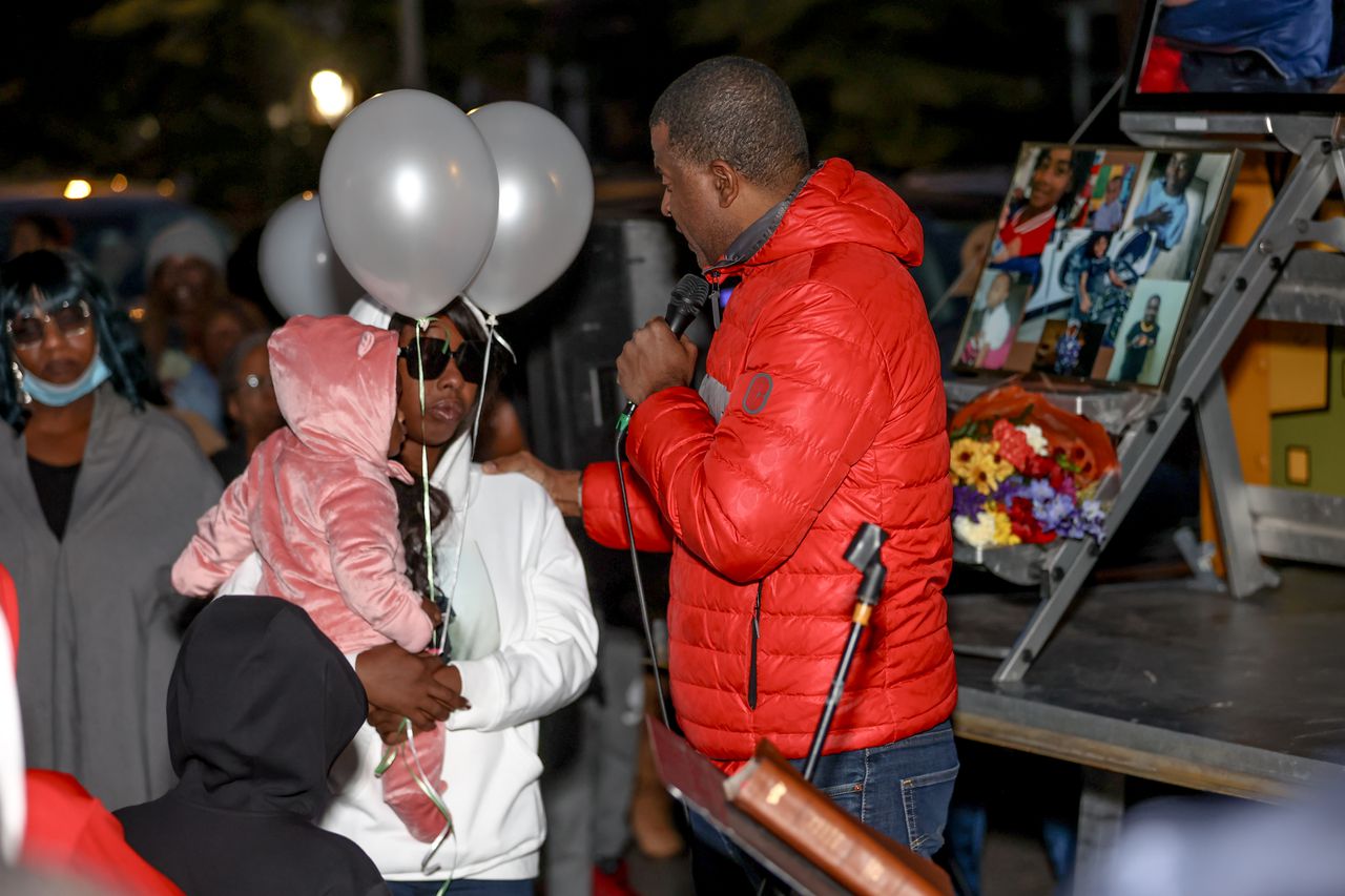 Candlelight vigil held for 13-year-old Staten Island bus stabbing victim