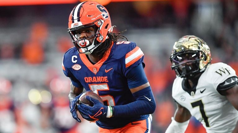 Syracuse wide receiver Damien Alford (5) catches a touchdown pass...