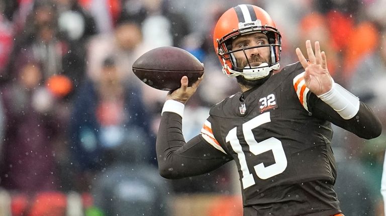 Cleveland Browns quarterback Joe Flacco (15) sets back to pass...