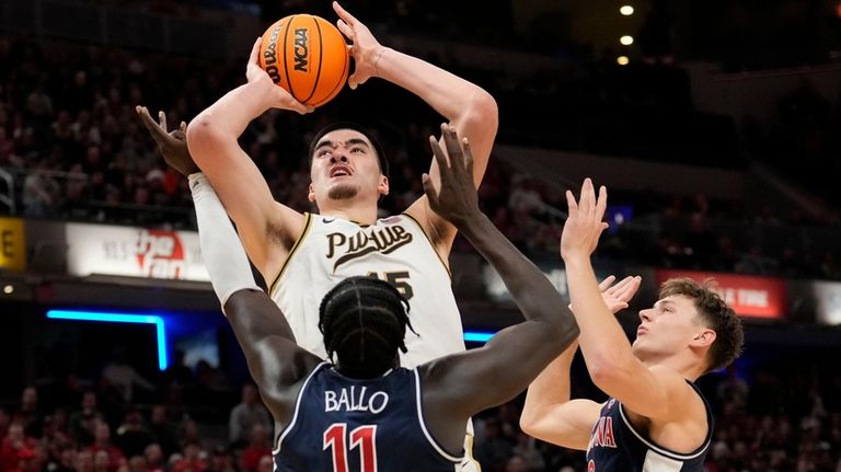 Purdue center Zach Edey (15) shoots over Arizona center Oumar...