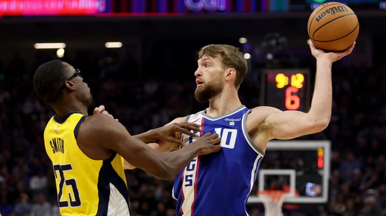 Sacramento Kings forward Domantas Sabonis, right, is defended by Indiana...