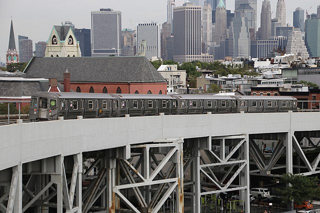 g train on tracks