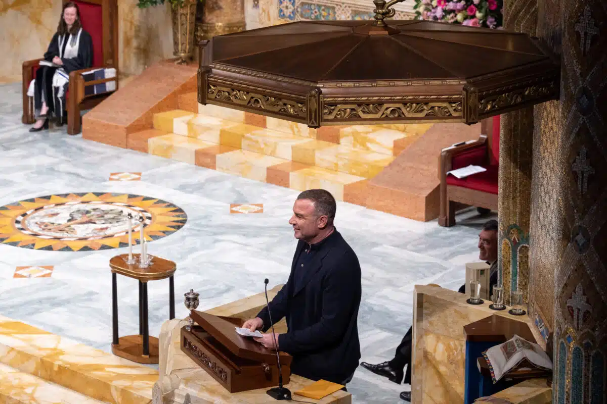 Liev Schreiber talks Ukraine aid at Upper East Side temple