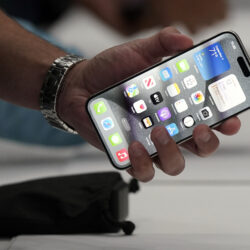 The iPhone is notoriously hard for independent stores to repair, but that should change after New York enacted the Digital Fair Repair Act that went into effect on Dec. 28, 2023.Photo: Jeff Chiu/AP