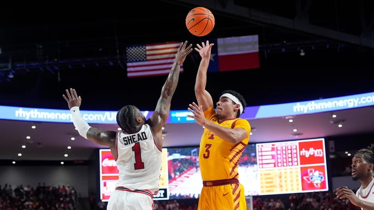 Iowa State's Tamin Lipsey (3) shoots as Houston's Jamal Shead...