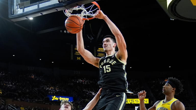 Purdue center Zach Edey (15) dunks on Michigan forward Will...