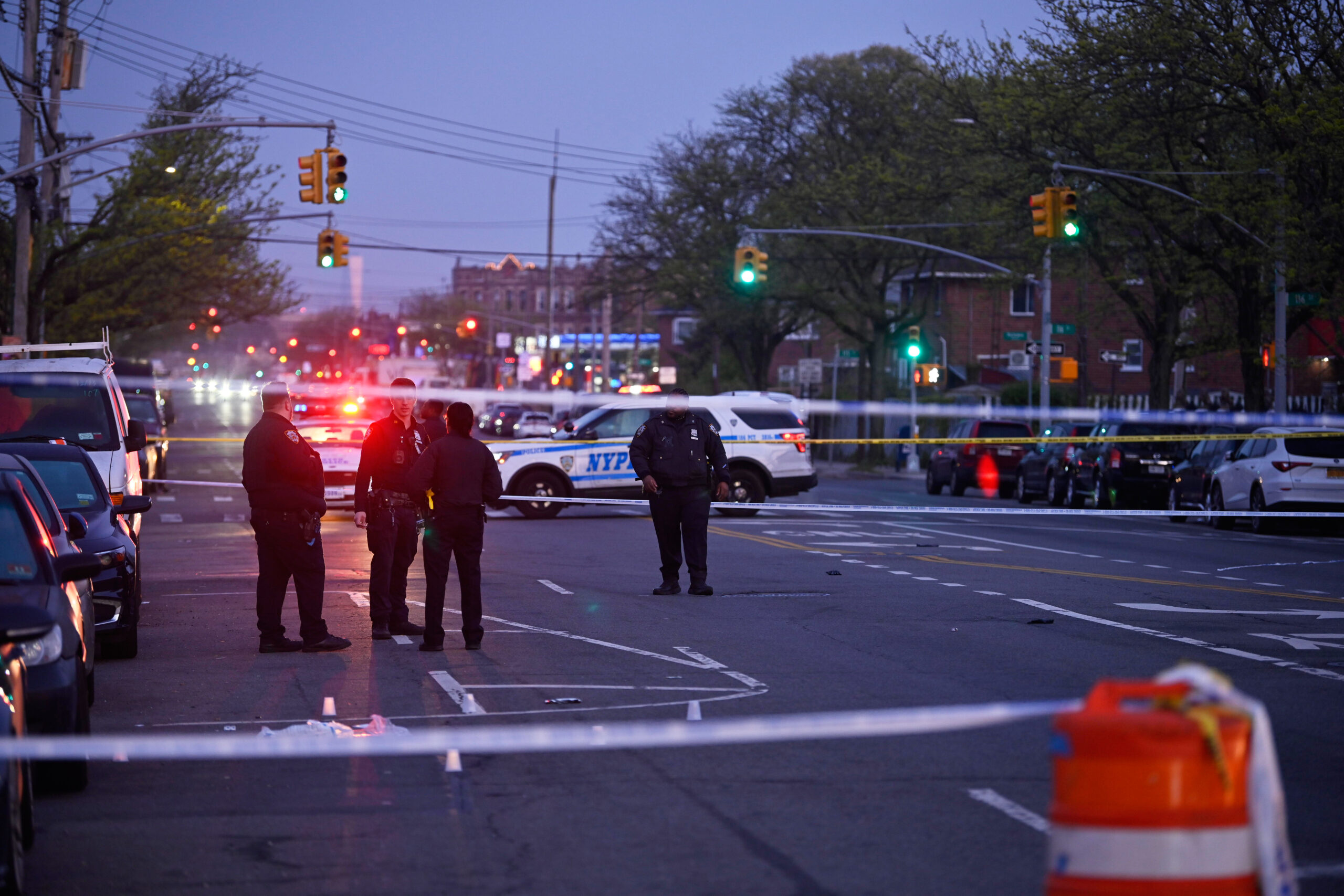 Man shot dead near Queens nightclub, suspect still at large: cops